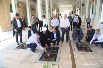 تصاویر/ غبارروبی قبور مطهر شهدا در خورموج