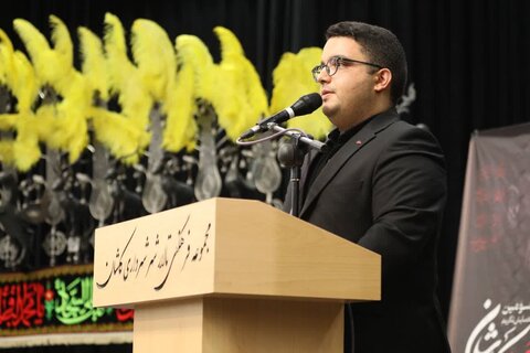 تصاویر/گردهمایی ارادتمندان اهل بیت (ع) همراه با تقدیر از ۷۰ پیرغلام و خادم حسینی در کاشان