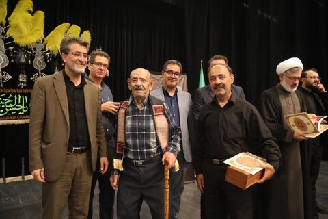 تصاویر/گردهمایی ارادتمندان اهل بیت (ع) همراه با تقدیر از ۷۰ پیرغلام و خادم حسینی در کاشان