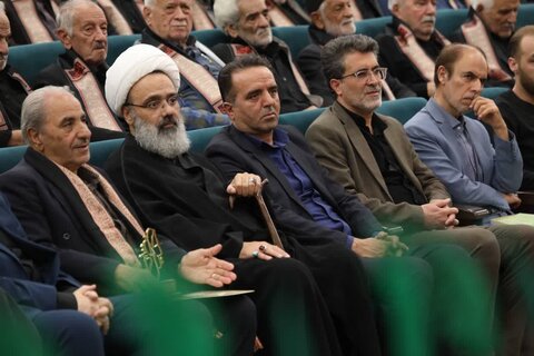 تصاویر/گردهمایی ارادتمندان اهل بیت (ع) همراه با تقدیر از ۷۰ پیرغلام و خادم حسینی در کاشان