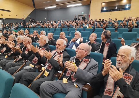 تصاویر/گردهمایی ارادتمندان اهل بیت (ع) همراه با تقدیر از ۷۰ پیرغلام و خادم حسینی در کاشان