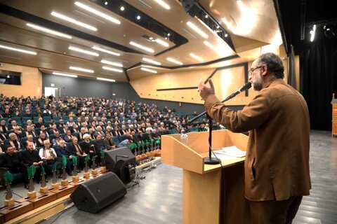 تصاویر/گردهمایی ارادتمندان اهل بیت (ع) همراه با تقدیر از ۷۰ پیرغلام و خادم حسینی در کاشان