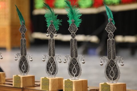 تصاویر/گردهمایی ارادتمندان اهل بیت (ع) همراه با تقدیر از ۷۰ پیرغلام و خادم حسینی در کاشان