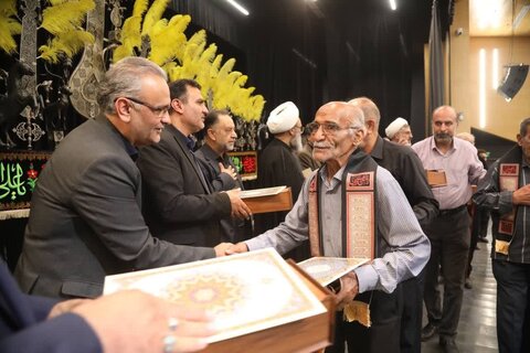 تصاویر/گردهمایی ارادتمندان اهل بیت (ع) همراه با تقدیر از ۷۰ پیرغلام و خادم حسینی در کاشان