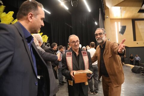 تصاویر/گردهمایی ارادتمندان اهل بیت (ع) همراه با تقدیر از ۷۰ پیرغلام و خادم حسینی در کاشان