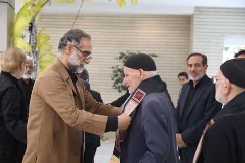 تصاویر/گردهمایی ارادتمندان اهل بیت (ع) همراه با تقدیر از ۷۰ پیرغلام و خادم حسینی در کاشان