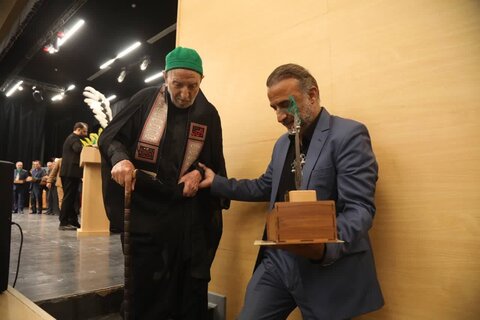 تصاویر/گردهمایی ارادتمندان اهل بیت (ع) همراه با تقدیر از ۷۰ پیرغلام و خادم حسینی در کاشان