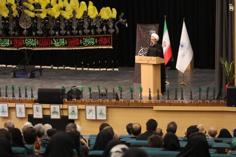 تصاویر/گردهمایی ارادتمندان اهل بیت (ع) همراه با تقدیر از ۷۰ پیرغلام و خادم حسینی در کاشان