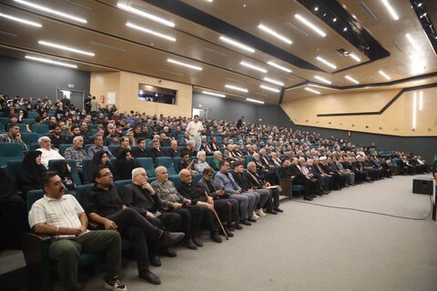 تصاویر/گردهمایی ارادتمندان اهل بیت (ع) همراه با تقدیر از ۷۰ پیرغلام و خادم حسینی در کاشان
