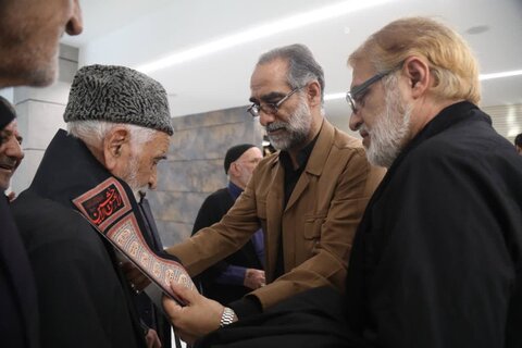 تصاویر/گردهمایی ارادتمندان اهل بیت (ع) همراه با تقدیر از ۷۰ پیرغلام و خادم حسینی در کاشان