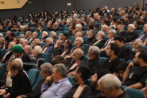 تصاویر/گردهمایی ارادتمندان اهل بیت (ع) همراه با تقدیر از ۷۰ پیرغلام و خادم حسینی در کاشان