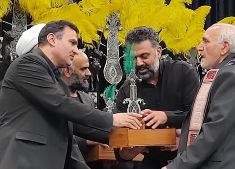 تصاویر/گردهمایی ارادتمندان اهل بیت (ع) همراه با تقدیر از ۷۰ پیرغلام و خادم حسینی در کاشان