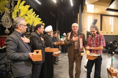 تصاویر/گردهمایی ارادتمندان اهل بیت (ع) همراه با تقدیر از ۷۰ پیرغلام و خادم حسینی در کاشان