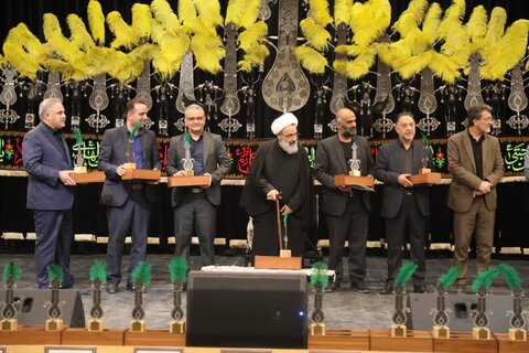 تصاویر/گردهمایی ارادتمندان اهل بیت (ع) همراه با تقدیر از ۷۰ پیرغلام و خادم حسینی در کاشان