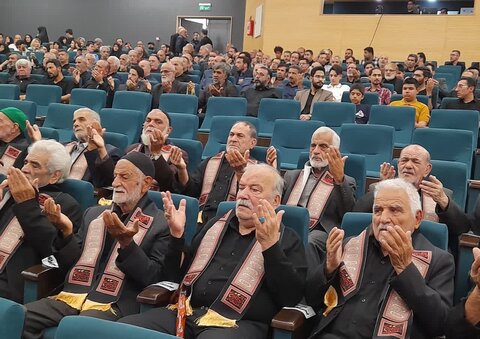 تصاویر/گردهمایی ارادتمندان اهل بیت (ع) همراه با تقدیر از ۷۰ پیرغلام و خادم حسینی در کاشان
