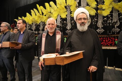 تصاویر/گردهمایی ارادتمندان اهل بیت (ع) همراه با تقدیر از ۷۰ پیرغلام و خادم حسینی در کاشان