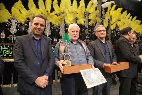 تصاویر/گردهمایی ارادتمندان اهل بیت (ع) همراه با تقدیر از ۷۰ پیرغلام و خادم حسینی در کاشان