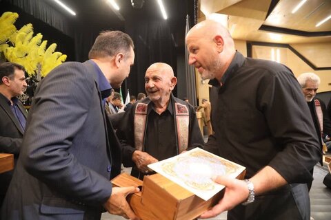 تصاویر/گردهمایی ارادتمندان اهل بیت (ع) همراه با تقدیر از ۷۰ پیرغلام و خادم حسینی در کاشان