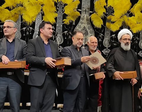 تصاویر/گردهمایی ارادتمندان اهل بیت (ع) همراه با تقدیر از ۷۰ پیرغلام و خادم حسینی در کاشان