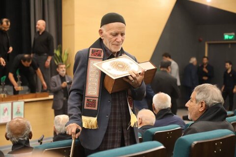 تصاویر/گردهمایی ارادتمندان اهل بیت (ع) همراه با تقدیر از ۷۰ پیرغلام و خادم حسینی در کاشان