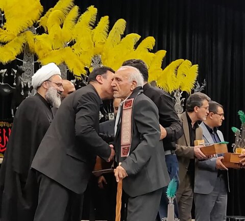 تصاویر/گردهمایی ارادتمندان اهل بیت (ع) همراه با تقدیر از ۷۰ پیرغلام و خادم حسینی در کاشان