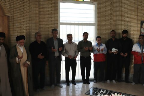 تصاویر/ تجدید بیعت مسئولان و اعضای ستاد نمازجمعه دیر با شهدا