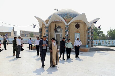 تصاویر/ تجدید بیعت مسئولان و اعضای ستاد نمازجمعه دیر با شهدا