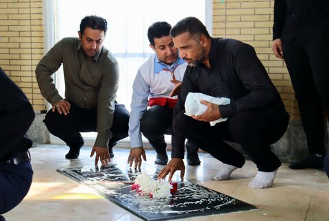 تصاویر/ تجدید بیعت مسئولان و اعضای ستاد نمازجمعه دیر با شهدا