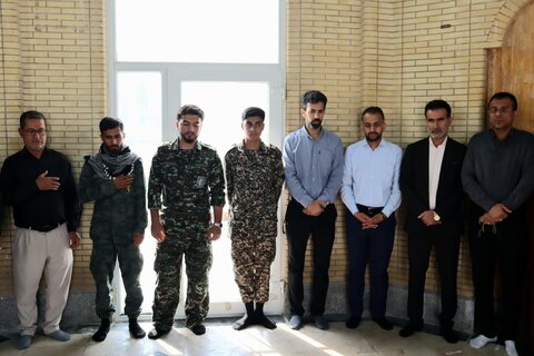 تصاویر/ تجدید بیعت مسئولان و اعضای ستاد نمازجمعه دیر با شهدا