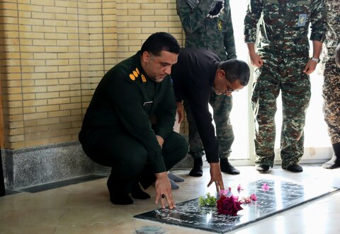 تصاویر/ تجدید بیعت مسئولان و اعضای ستاد نمازجمعه دیر با شهدا