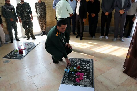 تصاویر/ تجدید بیعت مسئولان و اعضای ستاد نمازجمعه دیر با شهدا