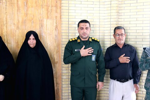 تصاویر/ تجدید بیعت مسئولان و اعضای ستاد نمازجمعه دیر با شهدا