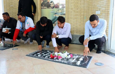 تصاویر/ تجدید بیعت مسئولان و اعضای ستاد نمازجمعه دیر با شهدا