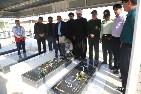 غبارروبی قبور مطهر شهدا در خورموج