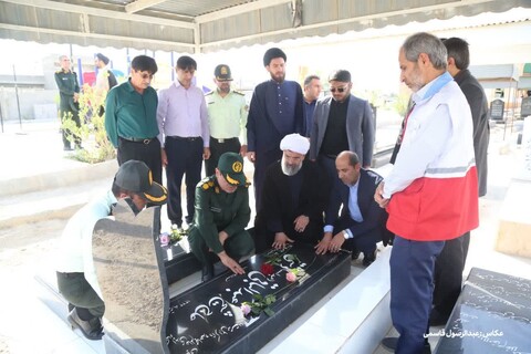 غبارروبی قبور مطهر شهدا در خورموج