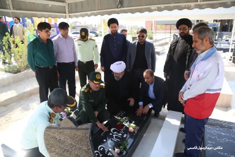 غبارروبی قبور مطهر شهدا در خورموج