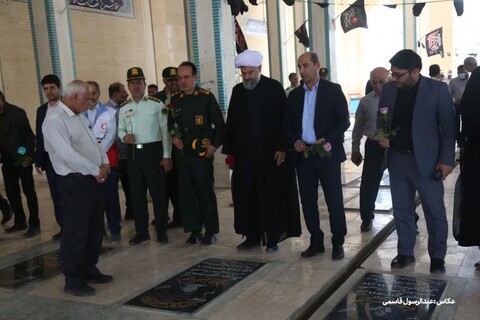 غبارروبی قبور مطهر شهدا در خورموج