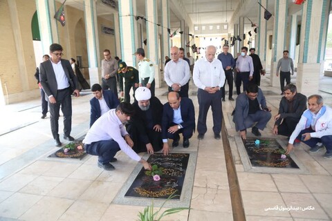 غبارروبی قبور مطهر شهدا در خورموج