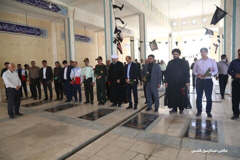 غبارروبی قبور مطهر شهدا در خورموج