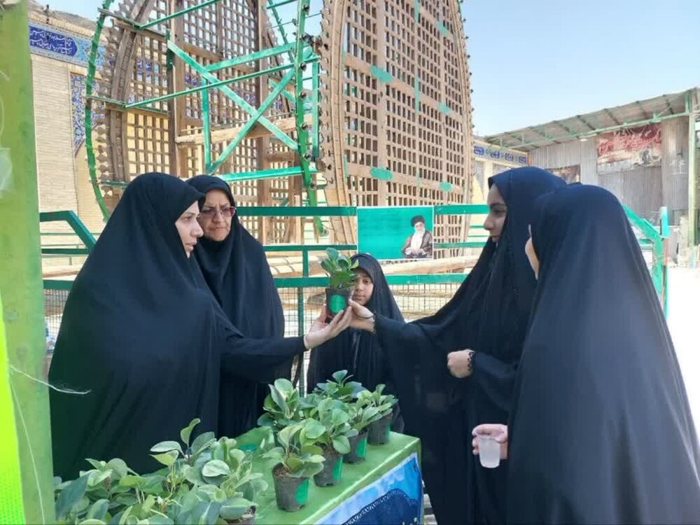 تقدیر از دختران باحجاب تا تجلیل از بانوان بازار+ عکس