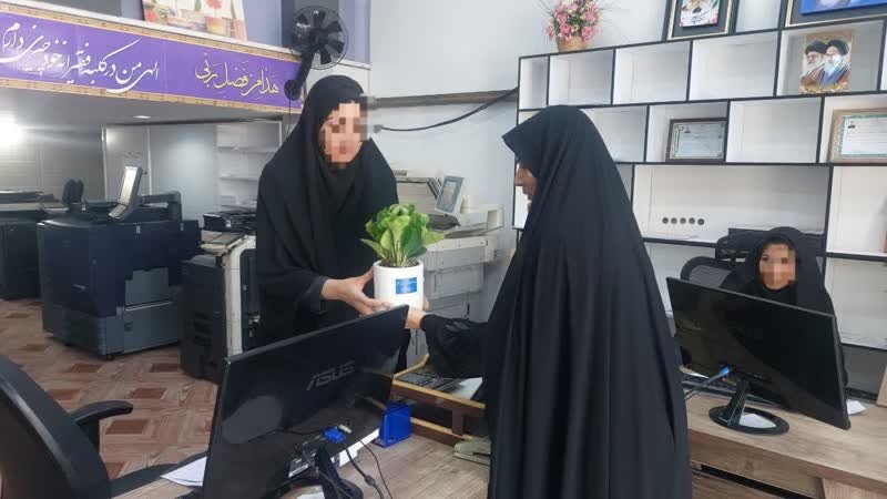 تقدیر از دختران باحجاب تا تجلیل از بانوان بازار+ عکس