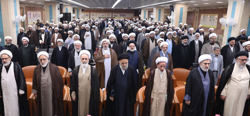 Qərbin ikili siyasət planı, İran xalqının dəmir iradəsi və möhkəm birliyi ilə qarşılaşdı. Ruhaniyyətin əsas rolu insanların ruhiyyələrini gücləndirmək, düşüncələrini düzəltmək və iradələrini isə gücləndirməlidirlər