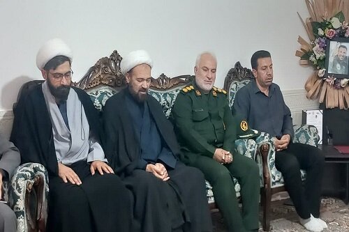 دیدار مسئول دفتر نمایندگی ولی‌فقیه در سپاه کرمانشاه با خانواده خلبان شهید+عکس