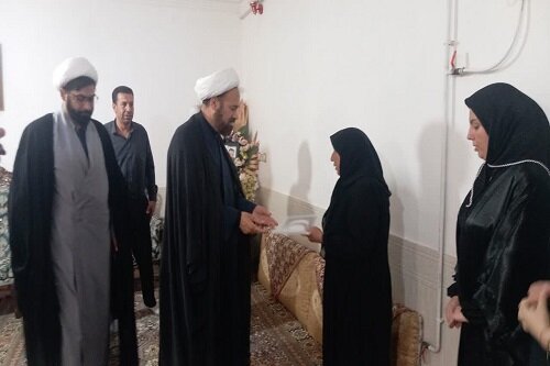 دیدار مسئول دفتر نمایندگی ولی‌فقیه در سپاه کرمانشاه با خانواده خلبان شهید+عکس