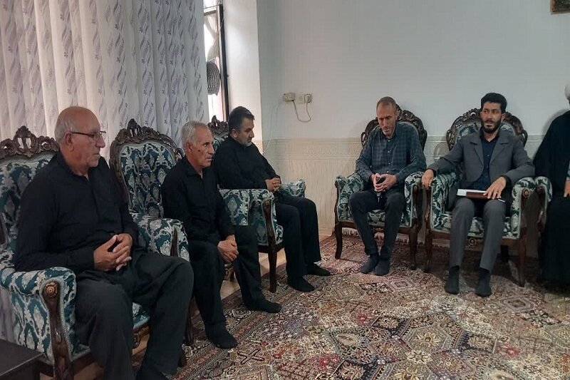 دیدار مسئول دفتر نمایندگی ولی فقیه در سپاه کرمانشاه با خانواده خلبان شهید+عکس