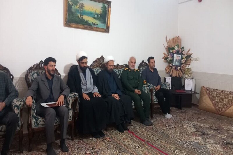 دیدار مسئول دفتر نمایندگی ولی فقیه در سپاه کرمانشاه با خانواده خلبان شهید+عکس