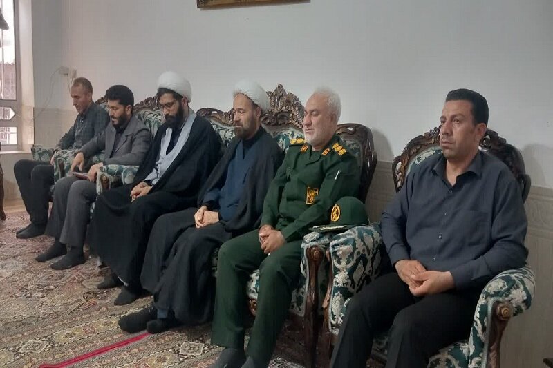 دیدار مسئول دفتر نمایندگی ولی فقیه در سپاه کرمانشاه با خانواده خلبان شهید+عکس