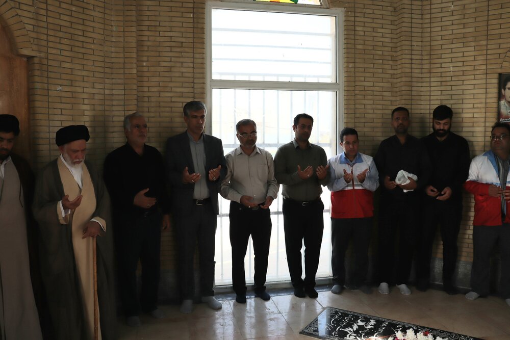 تصاویر/ تجدید بیعت مسئولان و اعضای ستاد نمازجمعه دیر با شهدا