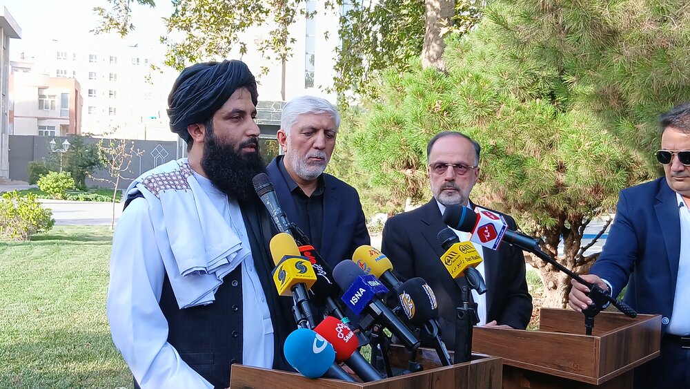 محمداسماعیل سلیم، رئیس نمایندگی وزارت امور خارجه امارت اسلامی افغانستان در ولایت هرات جمع  خبرنگاران در محل استانداری خراسان رضوی