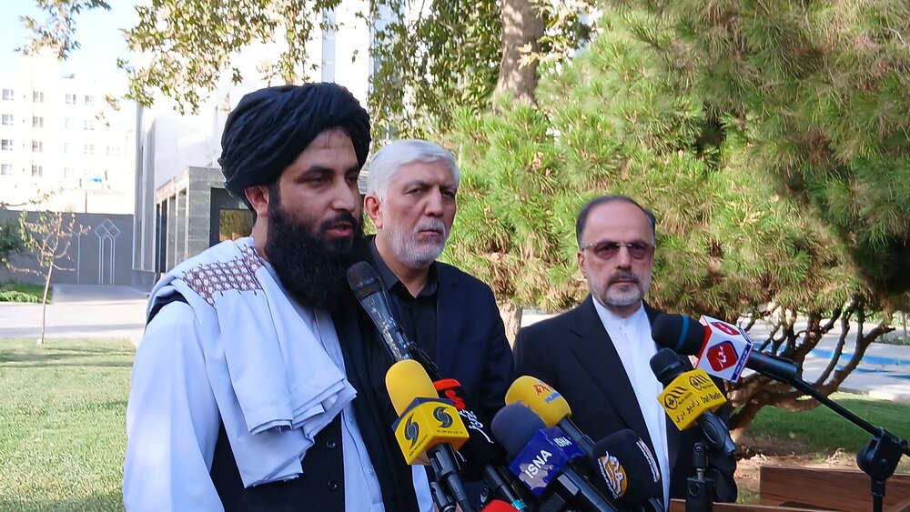 محمداسماعیل سلیم، رئیس نمایندگی وزارت امور خارجه امارت اسلامی افغانستان در ولایت هرات جمع  خبرنگاران در محل استانداری خراسان رضوی